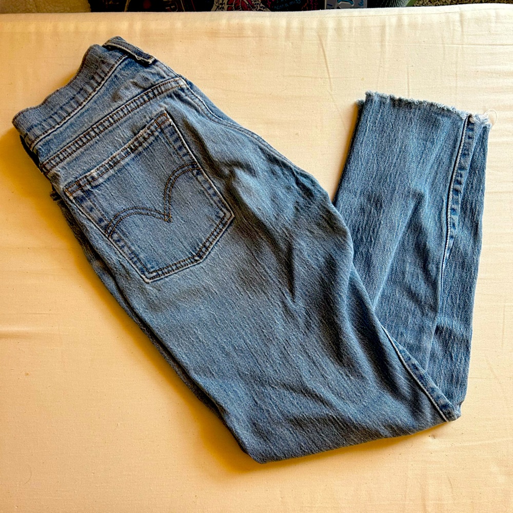 Levi’s size 27 light wash straight leg ankle jeans raw hem